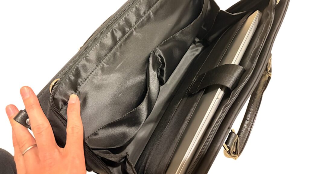 ナノ・ユニバースのビジネスバック